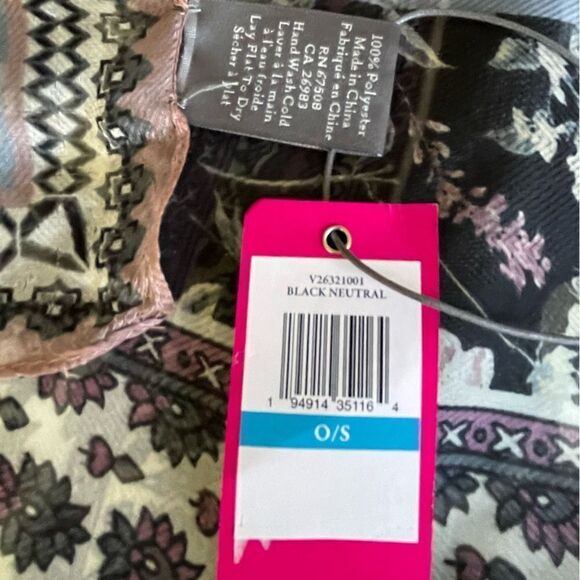 Vince Camino NWT sheer scarf with bird and floral design 47” square - Picture 7 of 13